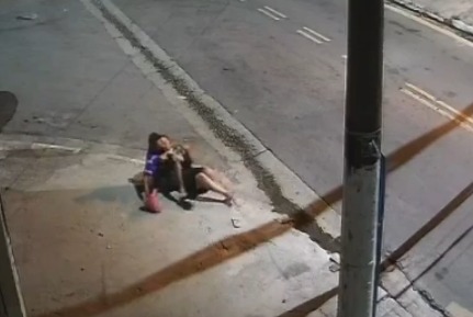 Um vídeo de uma câmera de segurança mostra um momento em que uma mulher atravessa uma rua em Osasco, na Grande São Paulo, e é abordada por um homem, que lhe aplica um mata-leão