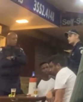 De acordo com a vítima, ela conversava com alguns amigos no bar quando viu uma abordagem policial e começou a gravá-la, o que teria causado a irritação dos PMs.
