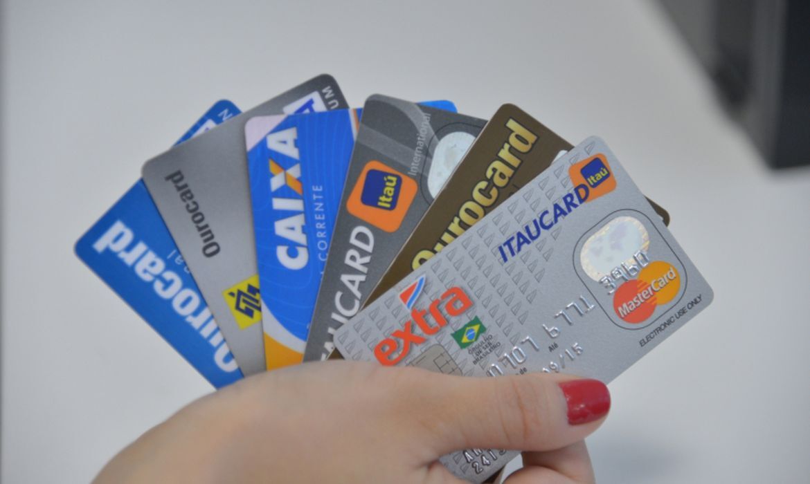 Cartões dePrazo da Lei do Desenrola, que instituiu o teto para as duas modalidades do cartão de crédito, terminaria em 1º de janeiro crédito