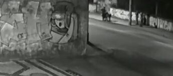 Homens caem em cratera no Rio de Janeiro.
