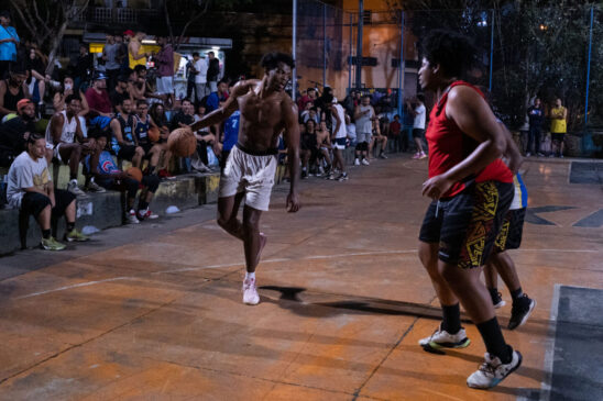 O norte-americano Day'Ron Sharpe, pivô do Brooklyn Nets, jogou uma partida em Diadema