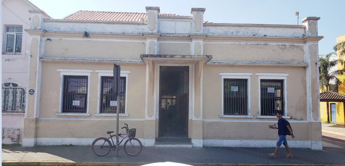 Prédio da Biblioteca tem valor histórico, no centro de Itanhaém