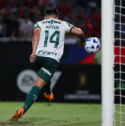 Arthur marca dois gols