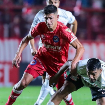 Corinthians só empata e se complica