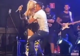 Momento em que um fã invade o palco e agarra a cantora Joelma