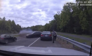 Imagens mostram que o policial escapou por pouco de ser esmagado pelos carros