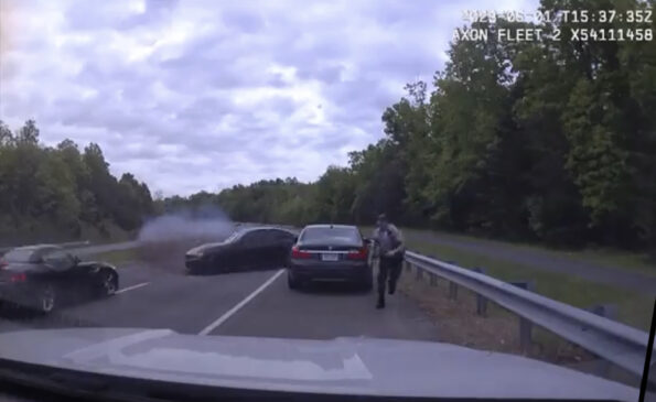 Imagens mostram que o policial escapou por pouco de ser esmagado pelos carros