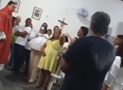 Imagens mostram momento em que o padre expulsa o padrinho durante a cerimônia de batismo