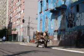 Casarão lacrado na rua Helvétia, de onde o fluxo da Cracolândia foi dispersado após a Operação Caronte, com condomínio Residencial Helvétia ao fundo