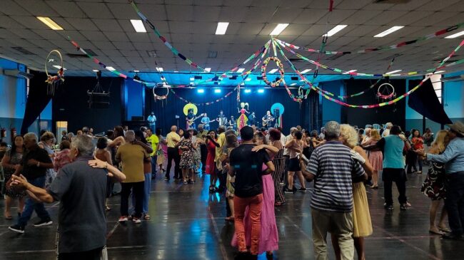 Baile da Melhor Idade ocorre toda última sexta-feira de cada mês, das 13h às 17h, no Cemur