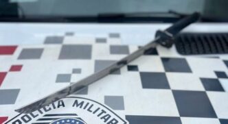 Além do cativeiro, a vítima também revelou ter sido estuprada pelo suspeito, que a ameaçava com uma katana, tradicional espada japonesa de samurai