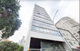 Edifício possui uma loja, 10 salões para escritórios, apartamento para zelador e garagem
