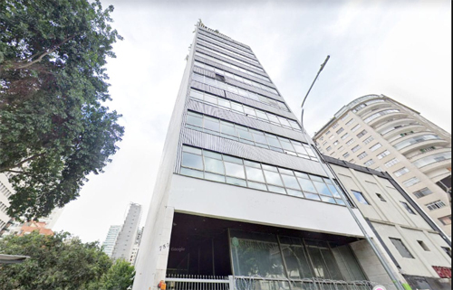 Edifício possui uma loja, 10 salões para escritórios, apartamento para zelador e garagem