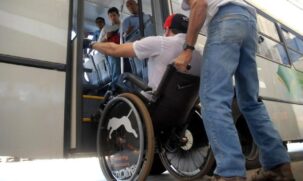 Ir a pé ou se deslocar com cadeira de rodas (50%) e carro particular (47%) são as formas de deslocamento mais populares entre a população PCD