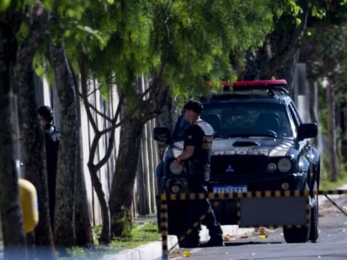 A Polícia Federal cumpre na manhã desta quarta (3) mandado de busca e apreensão em endereço do ex-presidente Jair Bolsonaro (PL)