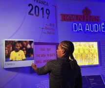 A futebolista Formiga, uma das Rainhas de Copa, em visita a expedição