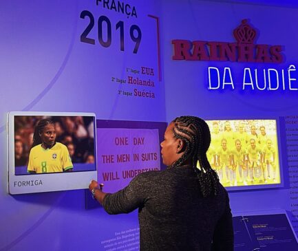 A futebolista Formiga, uma das Rainhas de Copa, em visita a expedição