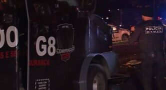 Os vigilantes da empresa responsável pelo carro forte reagiram e houve troca de tiros