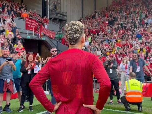 Roberto Firmino, em sua despedida de Anfield