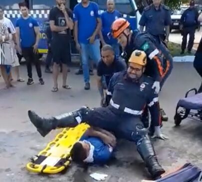 Momento em que socorrista do Samu cai sobre vítima