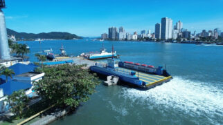 Balsa entre Santos e Guarujá
