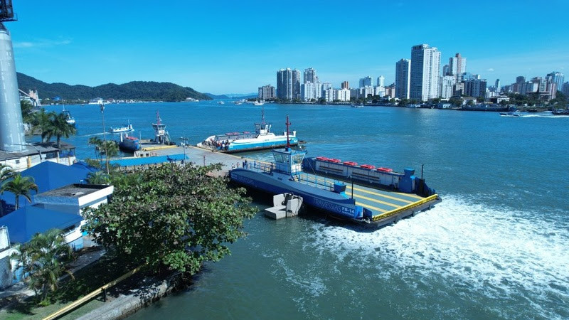 Balsa entre Santos e Guarujá
