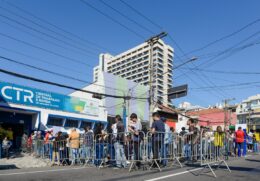 A faixa salarial das vagas variou de R$ 1.320 a R$ 4.000, entre diversas áreas de atuação profissional