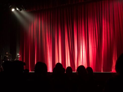 A Prefeitura de Porto Feliz, por meio da Secretaria de Cultura, Esportes e Turismo, abriu as inscrições para o Curso de Teatro gratuito da Estação das Artes