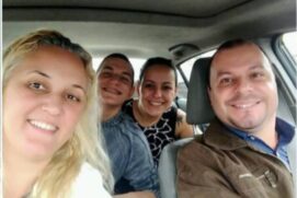 Anaflávia, ao fundo, é apontada como suspeita pela morte de sua família em janeiro de 2020