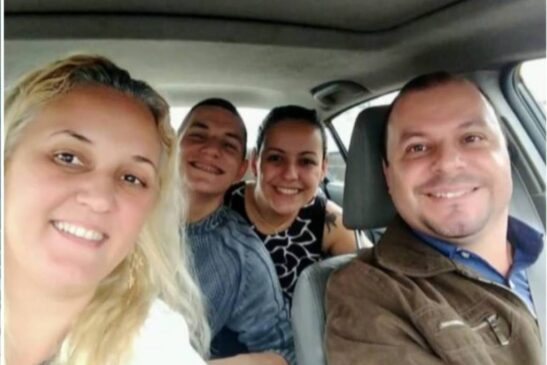 Anaflávia, ao fundo, é apontada como suspeita pela morte de sua família em janeiro de 2020