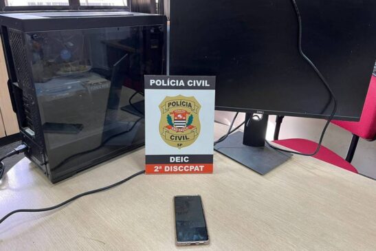 Computador e celular apreendidos na residência de suspeito preso por armazenar materiais de pornografia infantil