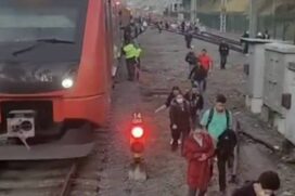 Passageiros caminham sobre os trilhos para alcançar estação após falha na linha 9-esmeralda de trens em SP, na manhã desta sexta
