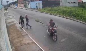 A mulher andava por uma rua do bairro