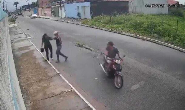 A mulher andava por uma rua do bairro