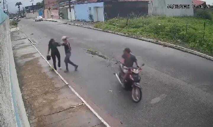A mulher andava por uma rua do bairro