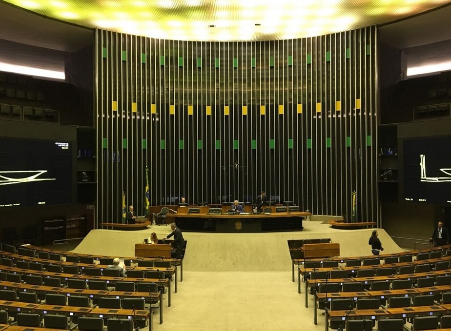 Em Brasília, a ausência dos parlamentares já é esperada no final do mês de junho