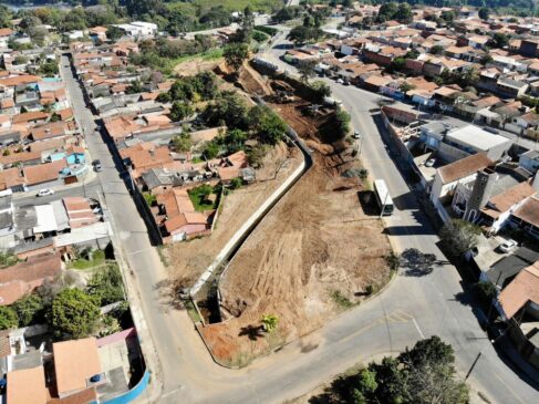 As equipes de Porto Feliz deram andamento nas obras de canalização do Córrego Santa Eliza