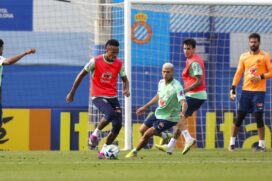 A atividade começou sob chuva e contou com a participação de 21 jogadores e esboço do time titular do técnico interino Ramon Menezes