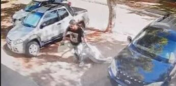 Alguns vídeos gravados por câmeras de segurança registraram o momento em que o suspeito chegou em casa, por volta das 14h, carregando uma mala.