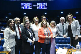 Senadores Paulo Paim (PT-RS) e Humberto Costa (PT-CE) prestigiam a ministra e senadoras que estiveram presentes na aprovação da lei