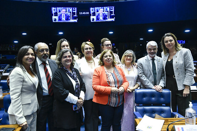Senadores Paulo Paim (PT-RS) e Humberto Costa (PT-CE) prestigiam a ministra e senadoras que estiveram presentes na aprovação da lei