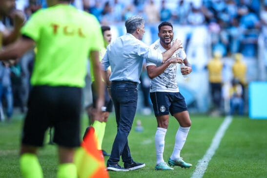 Reinaldo comemora o gol da vitória gremista com o técnico Renato Gaúcho