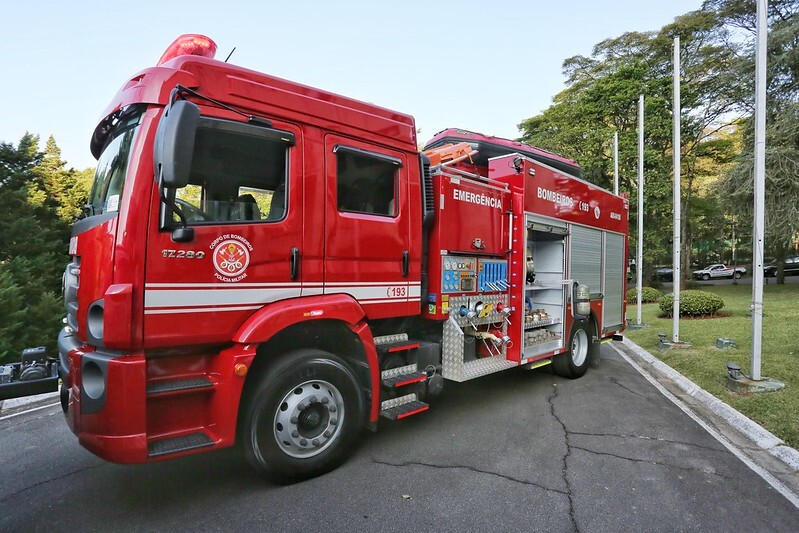 A época mais seca do ano, que vai até o mês de outubro, facilita a propagação do fogo especialmente em regiões de mata