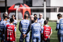 Treinador se reuniu com os jogadores