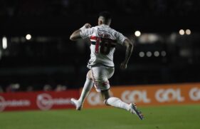 O gol do São Paulo teve pouco mais de um minuto de checagem no VAR por conta da posição de Luciano após o passe de cabeça de David