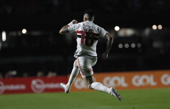O gol do São Paulo teve pouco mais de um minuto de checagem no VAR por conta da posição de Luciano após o passe de cabeça de David