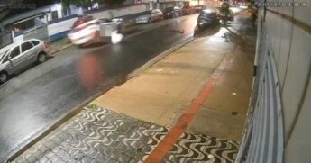 O infrator bateu o veículo na rua Aureliano Coutinho, no bairro do Embaré, em Santos.