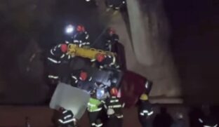 O condutor perdeu o controle da direção e atravessou a proteção metálica da Rodovia Santos Dumont