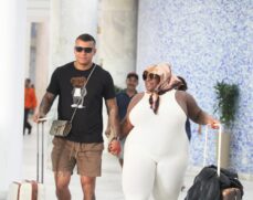 Jojo todynho desembarcou de mãos dadas no dia dos namorados com seu novo amor , no aeroporto