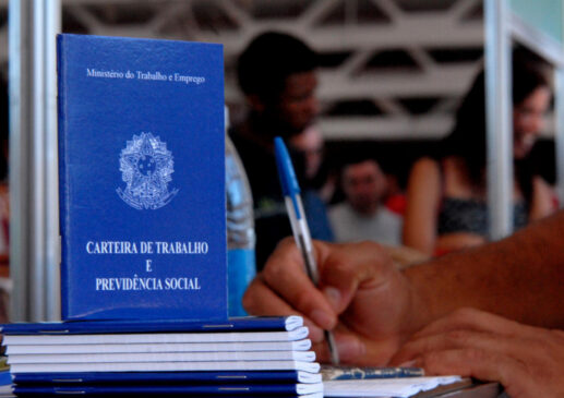 Conforme o IBGE, o número de desempregados recuou para 8,9 milhões no trimestre até maio.